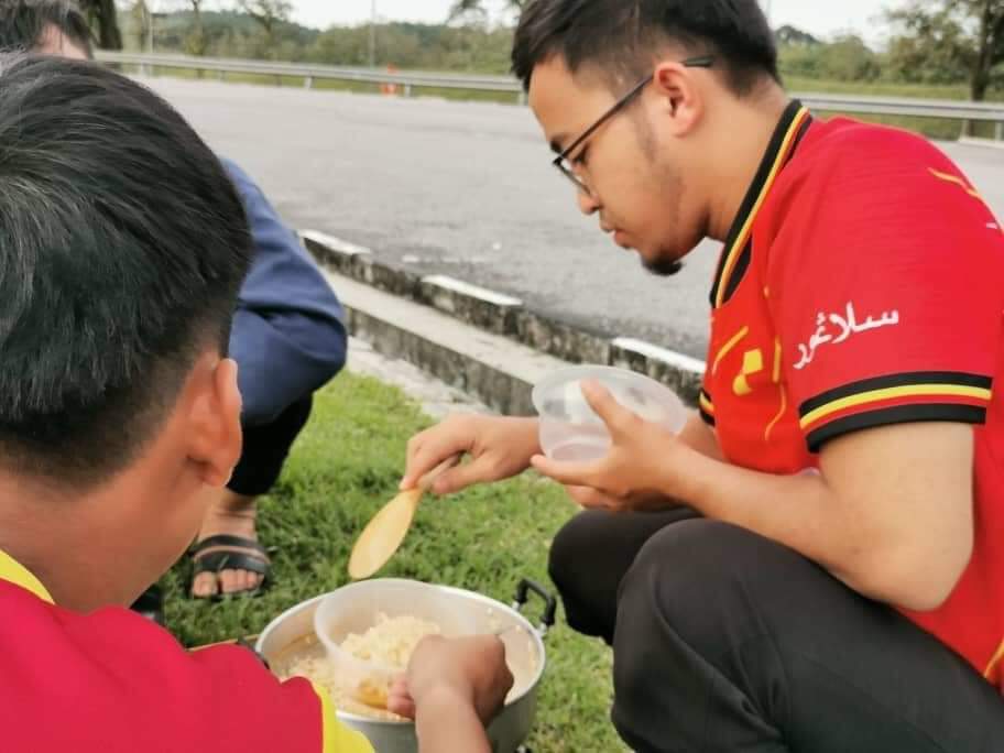 ohtweet's tweet photo. Rasa terharu melihat sekumpulan anak muda dari Klang yang sanggup ke Mersing menaiki van semata-mata ingin melakukan kerja amal dengan membersihkan rumah mangsa banjir di sana.

Semoga usaha mereka menjadi contoh kepada generasi muda ketika ini 👍 https://t.co/zhv9PcvTpT