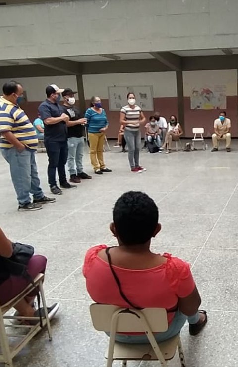 fuldaconcejal's tweet photo. Junto a la vanguardia política de las Clavellinas realizamos un balance de inicio de año. Felicitamos el extraordinario esfuerzo de los Jefes de UBCH y comunidad para construir la victoria del #6D https://t.co/zIpsPO9QMt