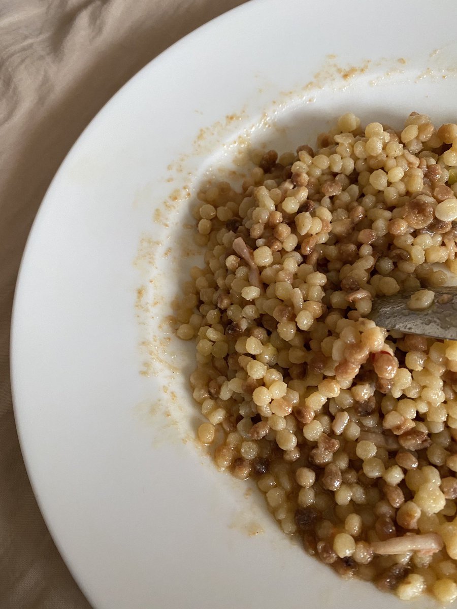 mamitalia2007's tweet photo. 11.01.2021 pranzo a casa: fregole aglio, olio e peperoncino con shiokara (seppie in salamoia)e cavolo🥬🦑.
イカの塩辛のラストはサルデーニャのショートパスタのフレゴラで。美味かったー(๑>◡<๑)
#家ごはん #イカの塩辛 #pranzo #pranzare https://t.co/XJ8mPPZqmk