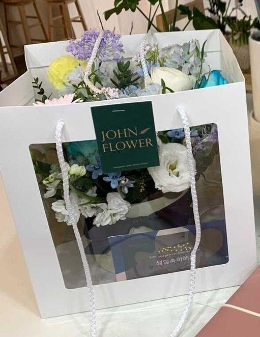 secretciaaa's tweet photo. #ㅁㅁㅁproject
GIFT #2
Flowers box, Denise Birthday Greeting Book, Bag, Stickers, etc.

#DeniseMMMday #DENISE
 @5ECRETNUMBER #DENISEKIM #데니스 #SECRET_NUMBER #DENISEBIRTHDAY #SECRETNUMBER #시크릿넘버 https://t.co/zFsHq4FNe2