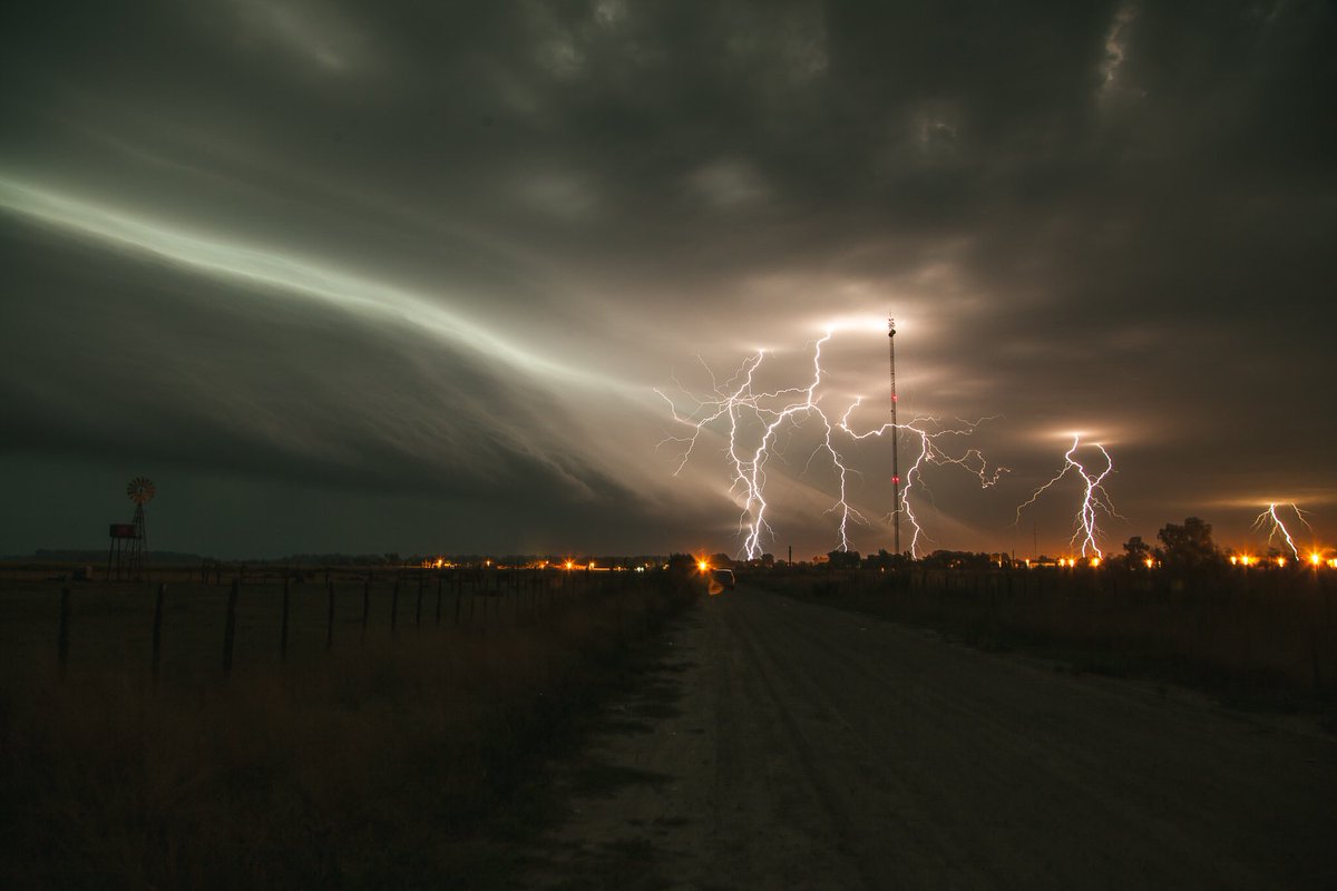 demialvarezz's tweet photo. Quedás muuuy chiquito al lado de tanta energía, me largué buscando una buena foto y esto quedó 🤯🤩📸⚡️ https://t.co/jS4jAJFJBw