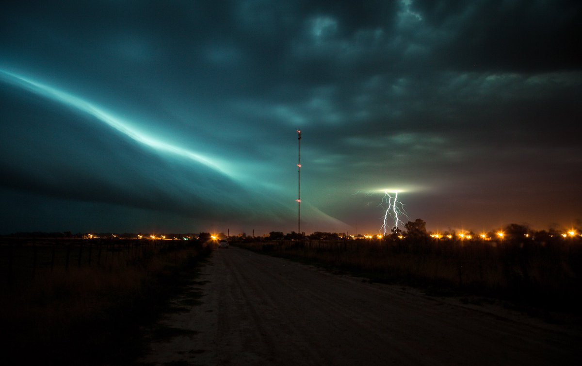 demialvarezz's tweet photo. Quedás muuuy chiquito al lado de tanta energía, me largué buscando una buena foto y esto quedó 🤯🤩📸⚡️ https://t.co/jS4jAJFJBw