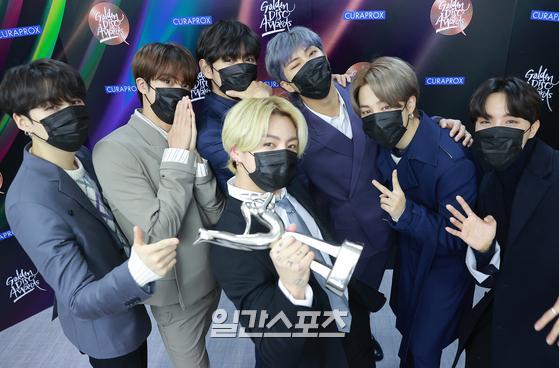 charts_k's tweet photo. More @BTS_twt Pics at GDA Backstage! 😆💜 https://t.co/fQSQfvzsri