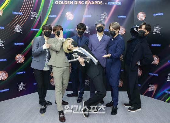 charts_k's tweet photo. More @BTS_twt Pics at GDA Backstage! 😆💜 https://t.co/fQSQfvzsri