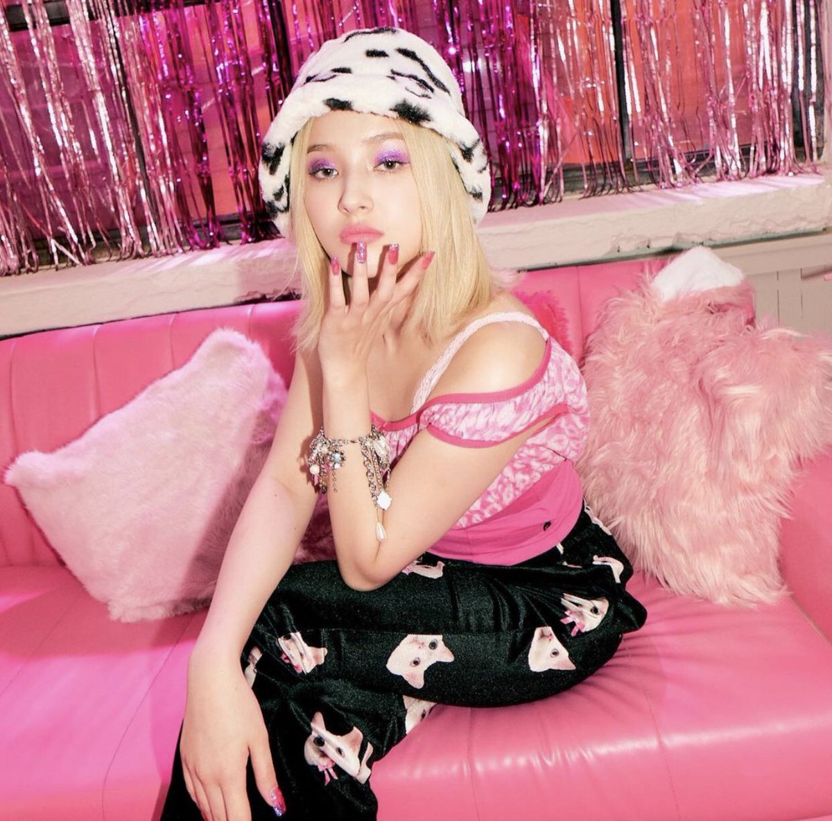 #OurRainbowNancy Nancy จาก Momoland ถูกสตาฟแอบถ่ายรูประหว่างเปลี่ยนชุดอยู่หลังเวทีและส่งเข้าไปในกลุ่มที่มีสมาชิกกว่า 500 คน นี่เป็นเรื่องที่เลวร้ายมากๆและไม่ควรเกิดขึ้นกับใคร น่าโมโหมากๆทำไมถึงไม่มีความปลอดภัยเลย ช่วยกันเป็นกำลังใจให้แนนซี่และถ้าเห็นรูปที่ไหนก็รีบรีพอร์ตกันนะคะ