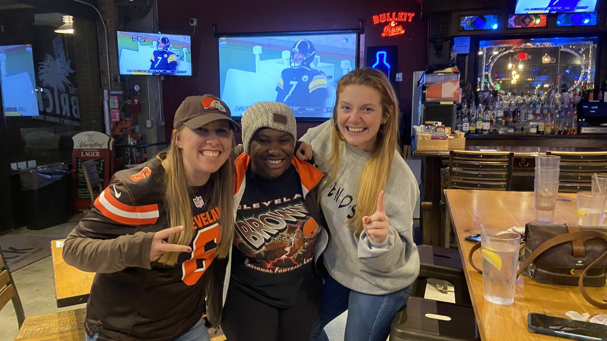 AshleyWleczyk's tweet photo. BROWNS WIN!!! + met new Browns fans!!! Y’all have no idea how happy I am 😆 It’s so exciting!!!
#brownswin #clevelandbrowns #charlestonsc #playoffs2020 #wedidit ##wewereready https://t.co/F0p24r1JW4