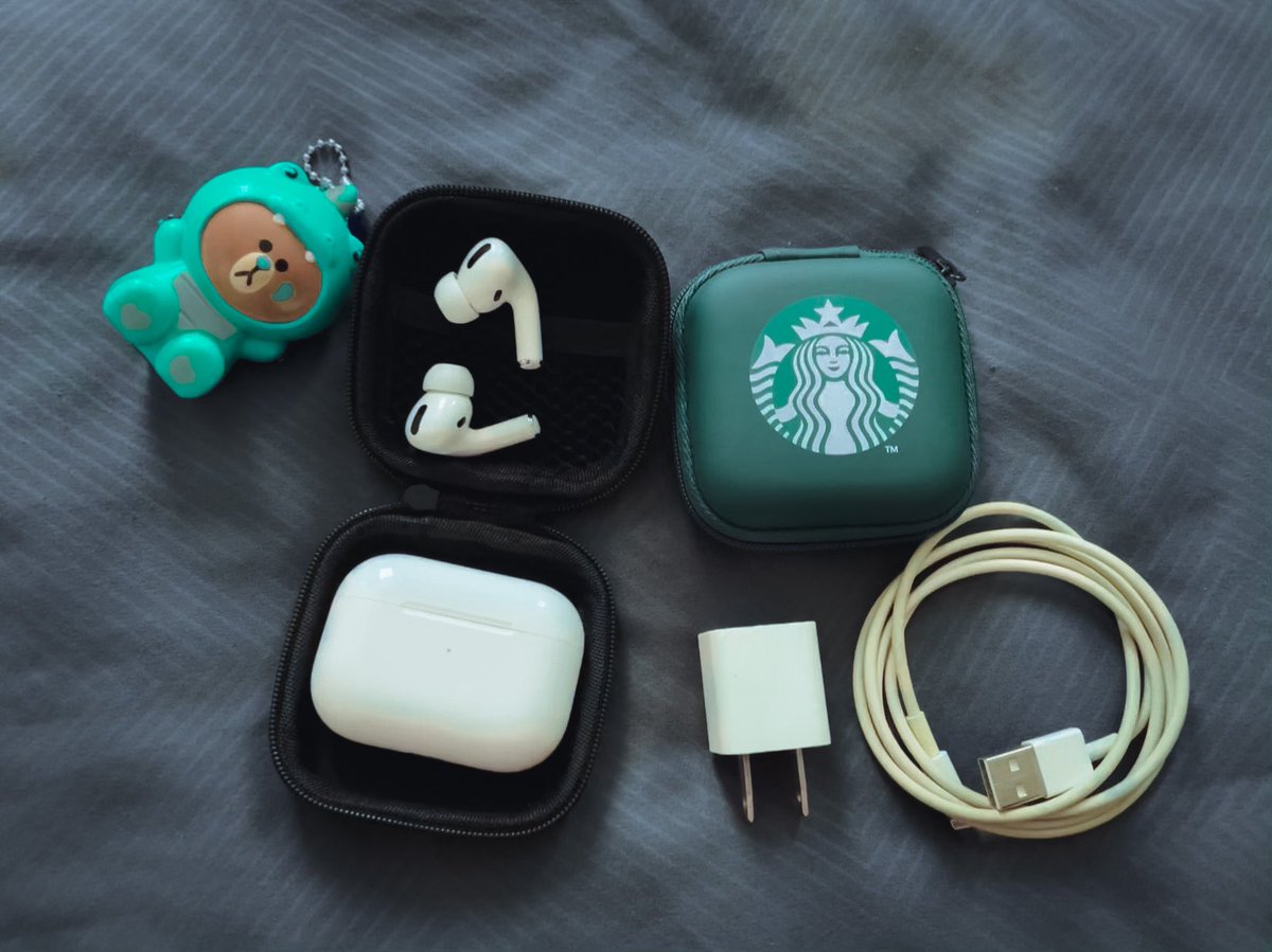 ppianut's tweet photo. เคส AirPods Starbucks สีเขียว / สีดำ เรียบหรู ดู คลาสสิค
- สายชาร์จ และ หัว
- หัวฟังแบบมีสาย
-แอร์พอด
-เหรียญบาท
#Starbucks #Airpods #greencase #blackcase #coffeetime #Classic #coffee #โควิด19 #ปั่นโปร https://t.co/1SFAUGUrzL