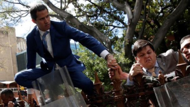 AlertNew24's tweet image. 🇻🇪 | URGENTE tras la desaparición del papa Francisco, Guaidó llega al Vaticano para proclamarse papa interino