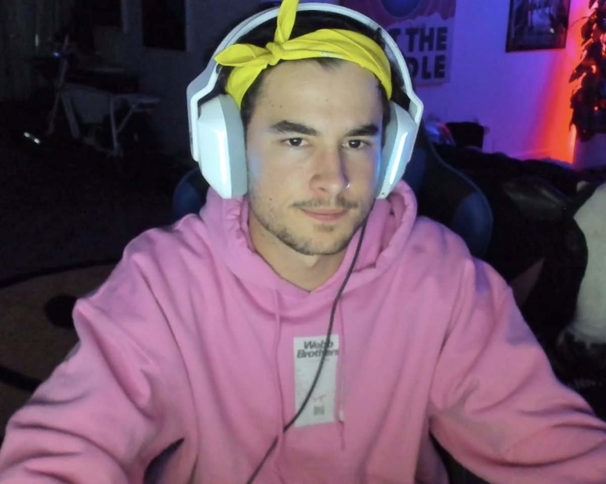 ☆ a thread of kian in his Webb hoodie on tonight's stream ☆