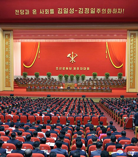 Listening to the criticisms, participants accepted the criticized faults as collective ones, absorbed the lessons for their own units, and keenly realized that success or failure in implementing the Party's decisions hinges on their responsibility and role.