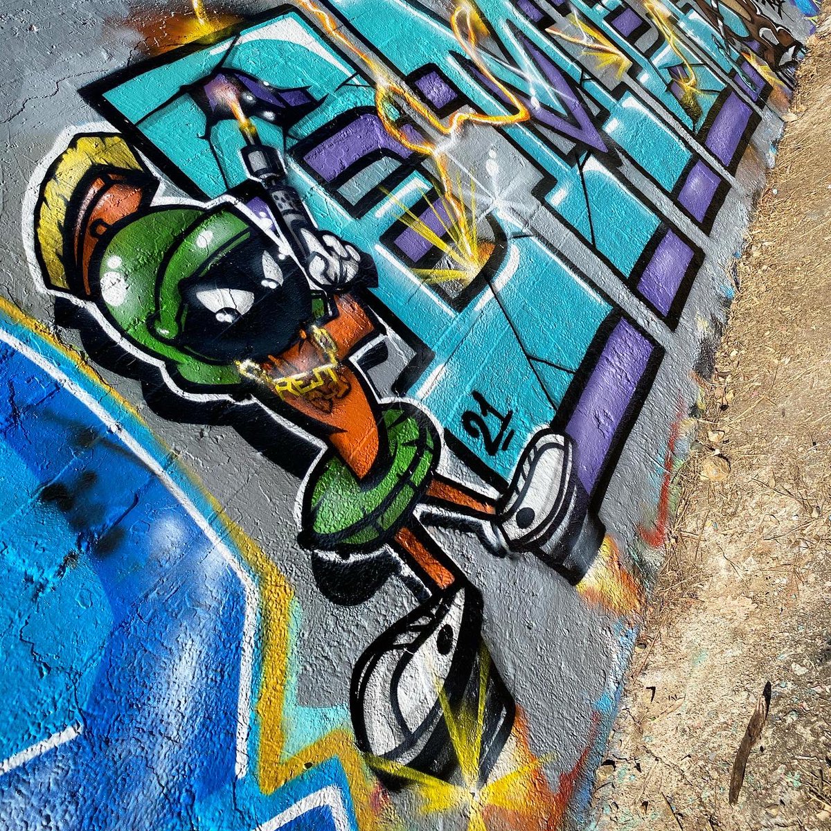 Noahswartz4's tweet photo. Day in, day out, paint on walls keeps me going. https://t.co/YjiVR77DsR