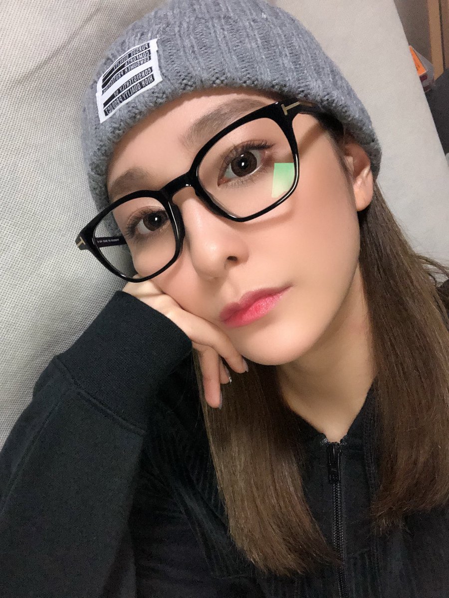 pyonyuna_K's tweet photo. 最近ニット帽×メガネとかキャップ×メガネとかのスタイルが好き🤓🖤
あ、成人の皆様おめでとうございます。素敵な一日、素敵な二十歳になりますように。 https://t.co/qdDdSEs737