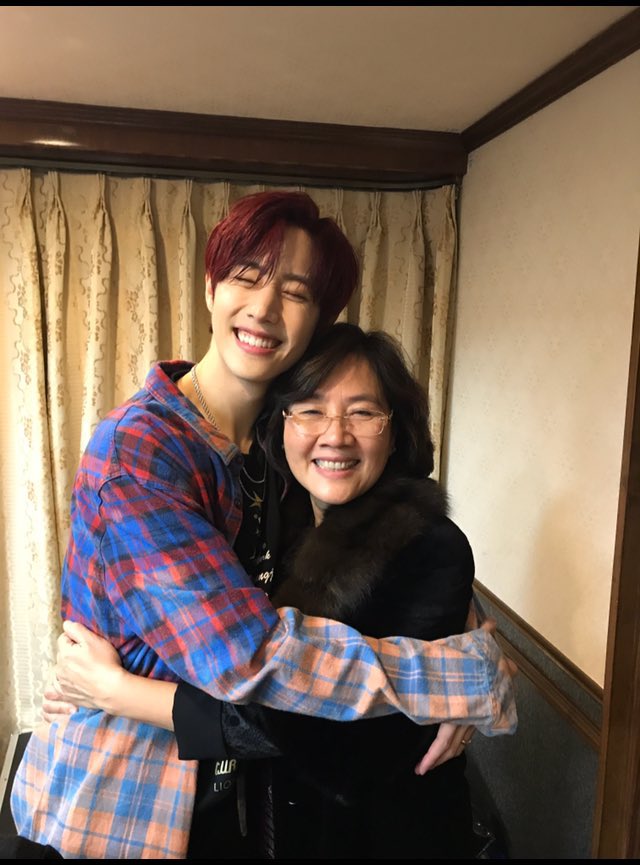 zbzbotaku's tweet photo. 誰1人不祥事起こさず、誰1人脱退せず、契約満了まで活動してくれた貴重なグループ。最近の彼らが幸せそうで、ガッセお疲れ様と言いたいよ。1番遠いアメリカから来たまくちゃんは、ご両親に思う存分甘えて、しばらくゆっくり過ごしてくれたらいいな😢
#GOT7 #GOT7FOREVER https://t.co/DymFEoHWh6