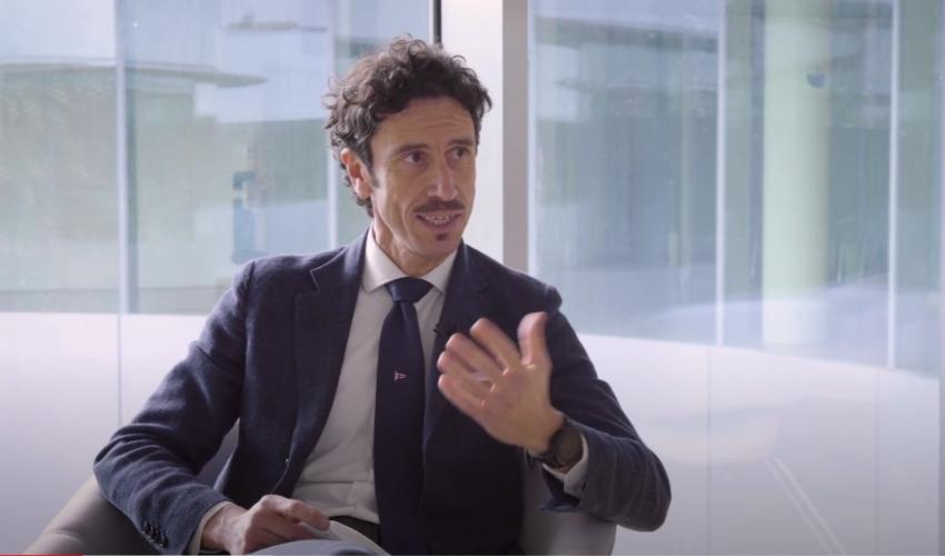 Unibocconi's tweet photo. Il successo di un'azienda è visione, capacità di realizzare obiettivi a lungo termine e propensione al cambiamento, basata sulla flessibilità e sulla curiosità. Così @acalcagno, ceo di @FASTWEB e alumnus, in questa #executivechat con Gianmario Verona https://t.co/vqAkFqsPG7 https://t.co/Tb1JfCw6dk