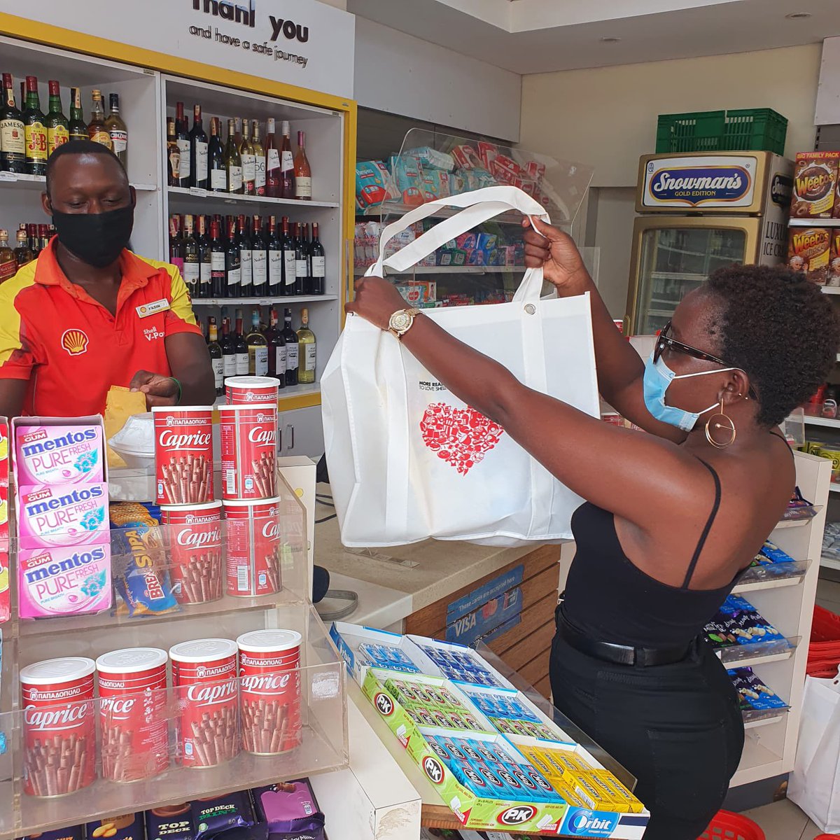 atukunda__'s tweet photo. Do your friends spoil you once in a while or we talk about it another time?!
@Lynduhdorcus spoiling @solomonkibz at the #ShopAndShellWin promo courtesy of @Shell_Uganda π
#ShopAtShellAndWin https://t.co/uPxeHJCRUq