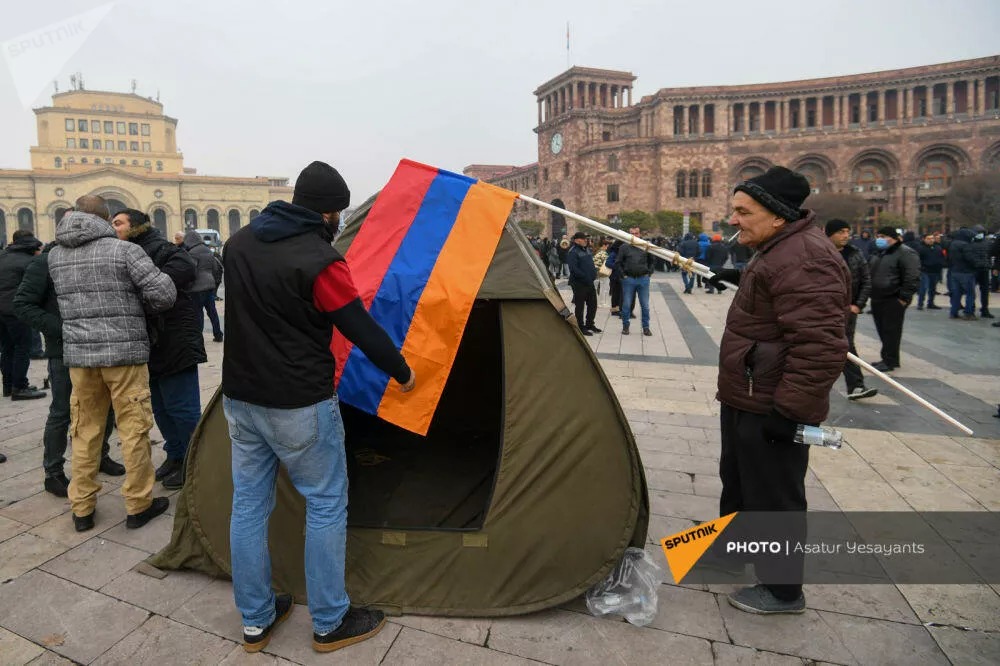 Нападение в ереване. Армяне в Ереване. Беспорядки в Армении. Площадь Республики Ереван протест. Пашинян в Ереване площадь Республики.