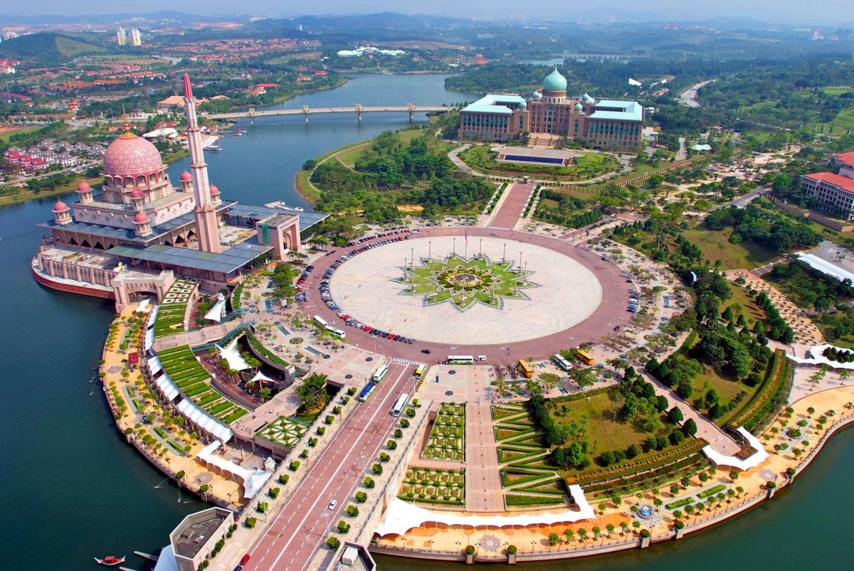Syahmiwew's tweet photo. 10 Tempat menarik utk tangkap gambar di Putrajaya

Sape kata Negara kita tkde tempat best utk melancong. Bgi aku Putrajaya ni lawa especially utk amik gambar. Duduk tepi jln pon gambar jdi lawa. Selalu jgk la dtg sana utk buat wedding shoot. So ni top 10 dlm list aku. 
Let’s go https://t.co/P4nUQ5CWzy