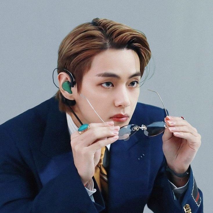 Taehyung's exposed forehead : a dangerous thread