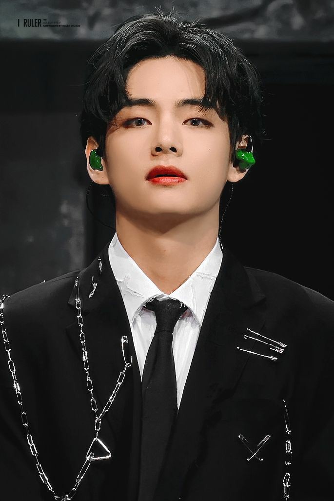 Taehyung's exposed forehead : a dangerous thread