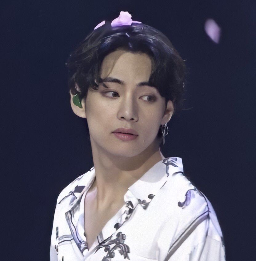 Taehyung's exposed forehead : a dangerous thread