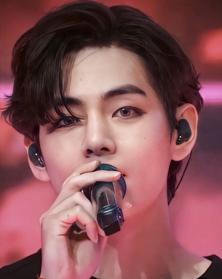 Taehyung's exposed forehead : a dangerous thread