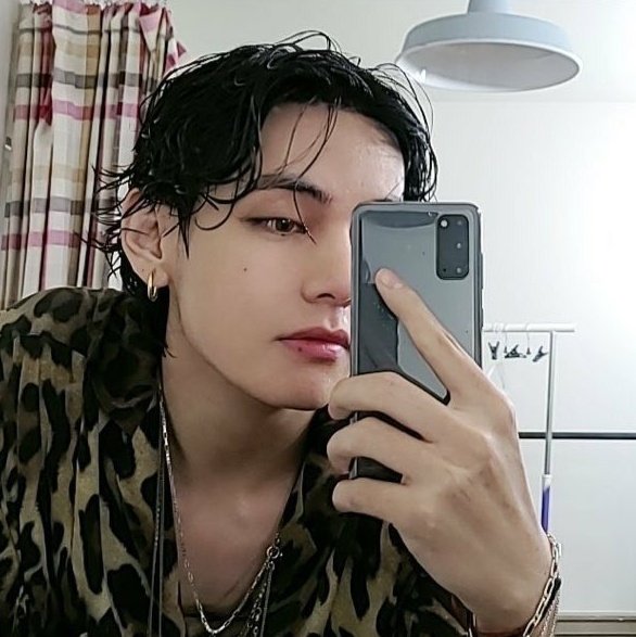 Taehyung's exposed forehead : a dangerous thread