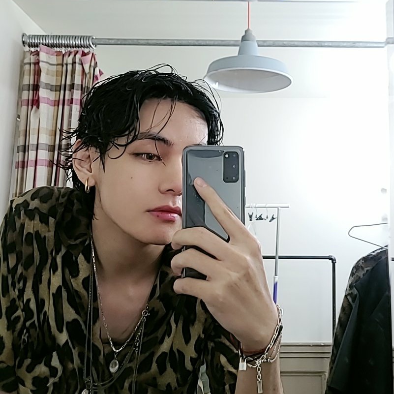 Taehyung's exposed forehead : a dangerous thread