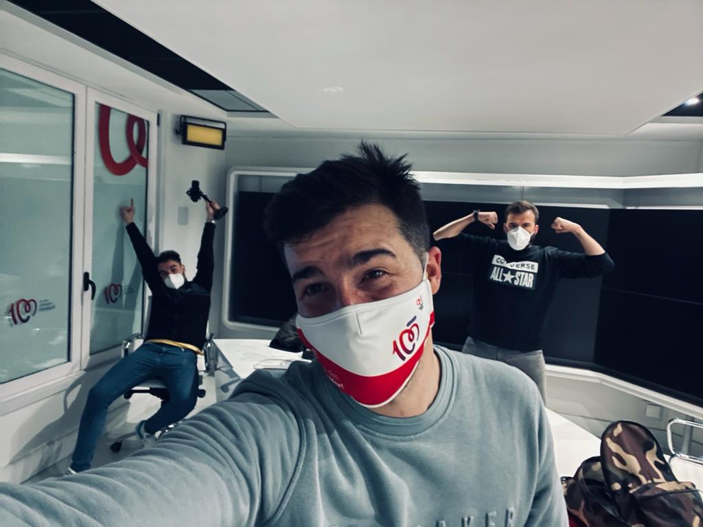 JaviYMar's tweet photo. Ha costado llegar a la radio, hemos sorteado caminos de hielo y carreteras bloqueadas pero no podíamos fallar: ¡estamos en directo! Y gracias a @Jimeno, @DanielAcevedo y @BlancoCalso el programa está sonando fresquísimo 😜 ¡Aplausos para nuestros valientes esquimales! 👏👏👏 https://t.co/dB8Nk8P9kC