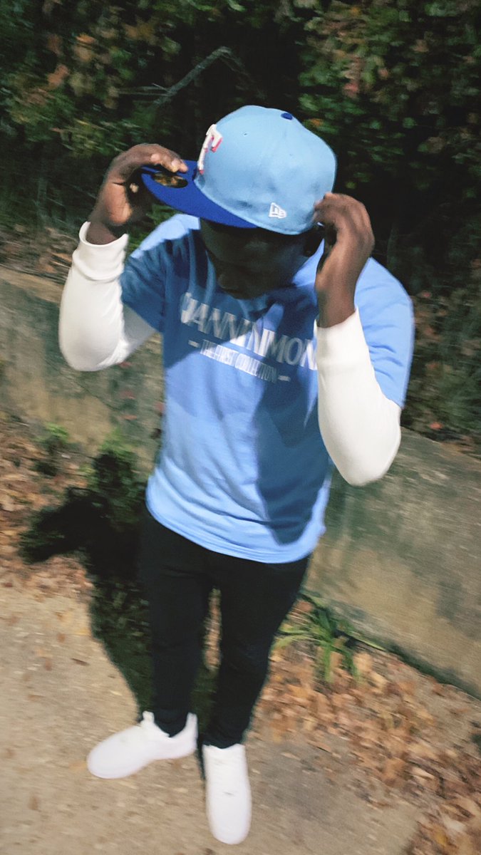 trapstarscoot1's tweet photo. black and white diamonds, i feel like a panda, you a 8, i can’t f*** you, im sorry i got standards #ASUTwitter https://t.co/QGO99ofpM1
