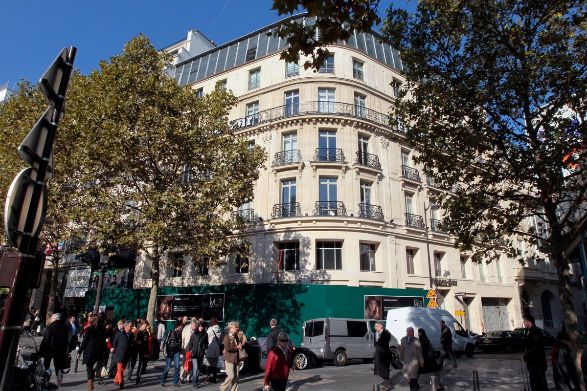 VogueLiving's tweet photo. The Champs-Elysees in #Paris is set to receive a $394 million green makeover: https://t.co/eClA7hEAQB https://t.co/6diy2gJUkY