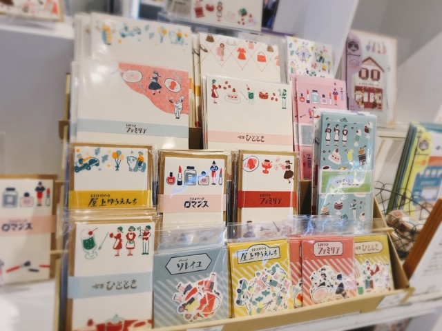 渋谷ロフト ロフト限定 フルーツ文具 レトロなタッチの フルーツ柄の ステーショナリーシリーズが登場 ちょっとしたプレゼントを 渡すときにぴったりな ラッピング袋やカード ちいさな貼り箱やメモパッドなど 使うだけで気分があがる