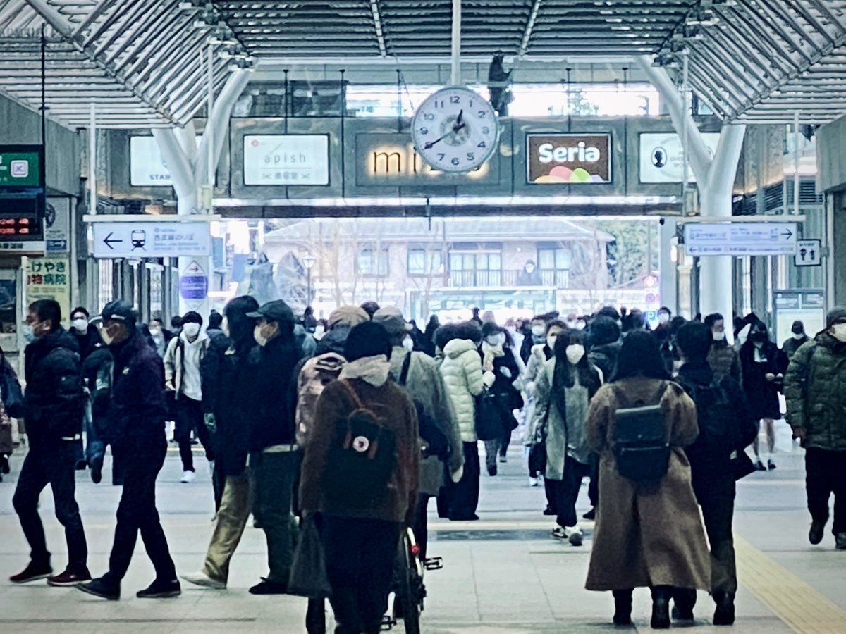 141_sun's tweet photo. 今、Twitter業界で密かに話題となっている望遠圧縮効果を“iPhone ”でもできるか実施してみた!
ちなみに倍率はMAXの10倍ですっ😅
こうしてみると品川駅同様にめちゃくちゃ混雑して見えるもんですね💦
#圧縮マン
#西田塾 #wnpc
#iphotographer https://t.co/ZG7sZd55Bm