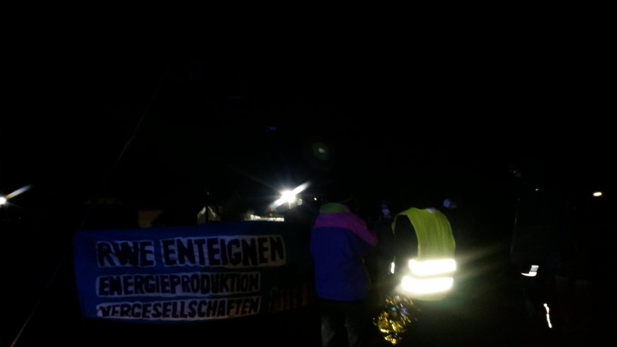 dersetzen's tweet photo. Was ist gelb und leuchtet im Dunkeln? Unser kreativer Widerstand, denn #LuetzerathLebt und #AlleDoerferBleiben ! #neueRWE #BlockBaggerBlockBirne #stopcoal #l277 https://t.co/fbwTX0d4LA