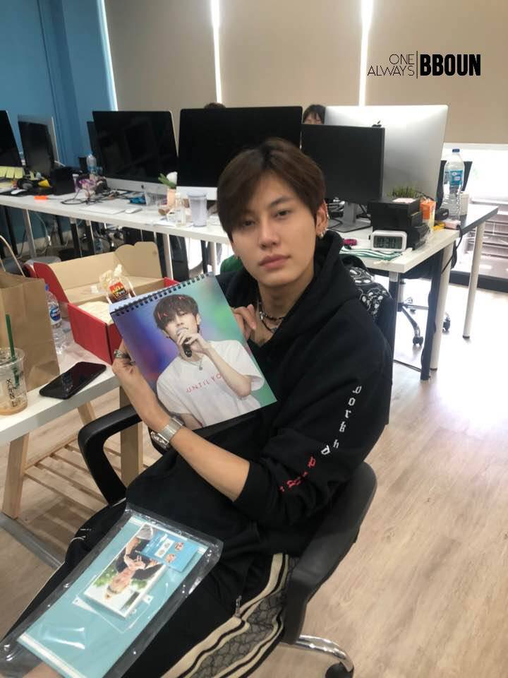 Onealways_bb0un's tweet photo. สวัสดีดีปีใหม่นะคะ @bb0un 
ทางบ้านได้ส่งปฏิทินให้กับเจ้าบุ๋น รีวิว���ี่ได้ก็แบบนี้ค่ะ ท่านผู้ชม ชอบรูปนี้เป็นพิเศษ ถูกใจเขาล่ะ ขอให้จากนี้ไปมีแต่ความสุข ก้าวหน้าในหน้าที่การงานและธุรกิจ ค่ะ
สวัสดีปีใหม่นะคะ เจ้าบุ๋น ❤️❤️ รักนะคะ
#อมยิ้มของบุ๋นไออุ่นของเฮีย #bb0un #studiowabisabi https://t.co/j9mCfGoMeq