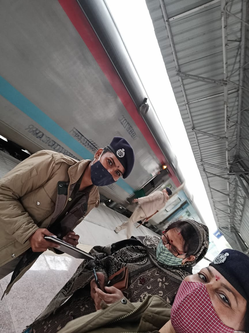 RLalkuan's tweet photo. Date 11/01/2021
Train no 02040 attended by SIPF Manisha with LCT Rachna Pandey and  interacted with lady passengers travelling alone under " Meri saheli " Campaign and told them about 182 security help line no. https://t.co/2oNTUXSD8R