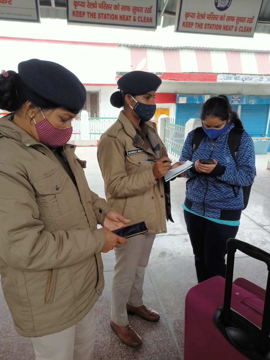 RLalkuan's tweet photo. Date 11/01/2021
Train no 02040 attended by SIPF Manisha with LCT Rachna Pandey and  interacted with lady passengers travelling alone under " Meri saheli " Campaign and told them about 182 security help line no. https://t.co/2oNTUXSD8R