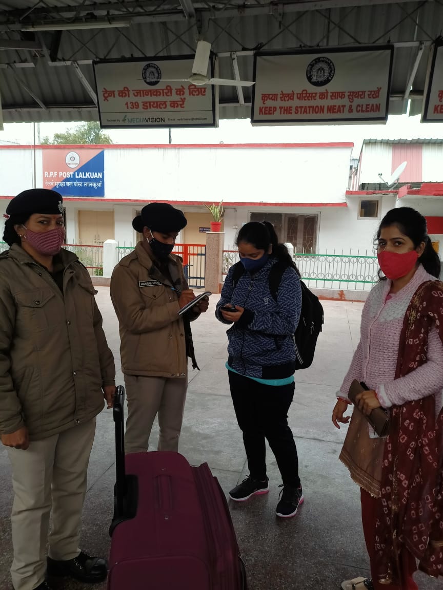 Date 11/01/2021
Train no 02040 attended by SIPF Manisha with LCT Rachna Pandey and  interacted with lady passengers travelling alone under " Meri saheli " Campaign and told them about 182 security help line no.