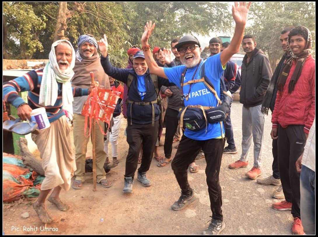AtulyaGanga's tweet photo. ये विश्व की सबसे लंबी और पहली मुण्डमाल परिक्रमा पर निकली टीम की खूबसूरती है। उत्साह से लबरेज अतुल्य गंगा की टीम का हर सदस्य गंगा मुण्डमाल परिक्रमा के प्रति दृढ़ संकल्पित है।
#मुण्डमाल_परिक्रमा #AtulyaGanga #sabkasathgangasaaf #pollutionmapping #GangaVicharManch https://t.co/iSEq8rbTAf