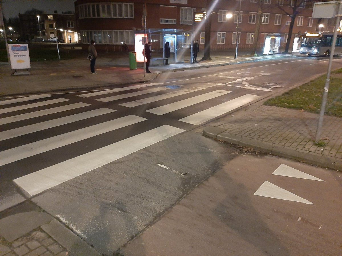 Bezig_Bijtje81's tweet photo. Beste @rotterdam de 'nieuwe' situatie bij #bustation #zuidplein is niet bepaald #veiliger op geworden. Waar de bussen hun #passagiers moeten laten #uitstappen. bij de #oversteekplaats. Slecht verlicht cq aangegeven, #verkeer rijd roekeloos 'hard'
#Gooilandsingel #Carnissesingel https://t.co/fn5em7U4Qm