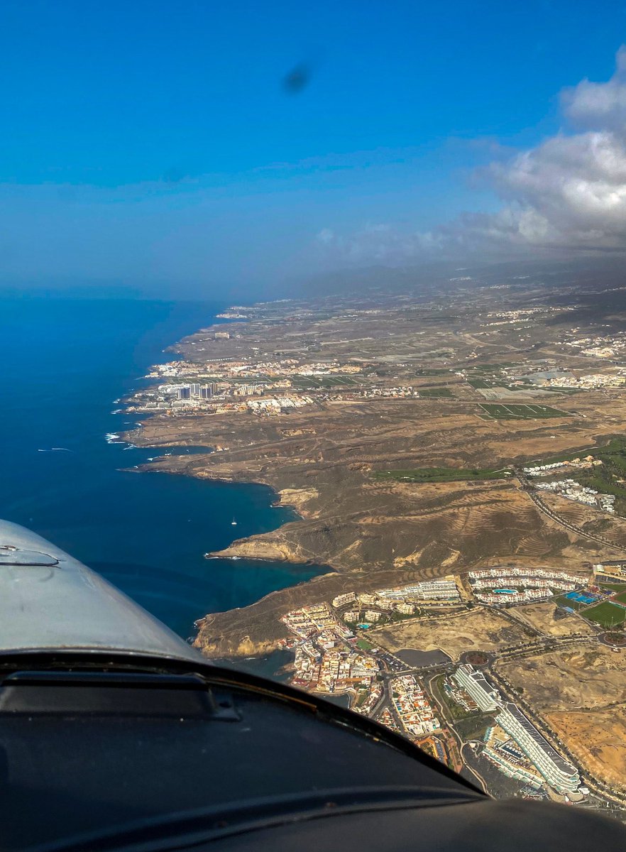 Playa Paraíso ahead 😊 #playaparaiso #lacaleta #adeje #tenerife #somostenerife #sky #clouds #avgeek #canaries #FlightDeckMonday