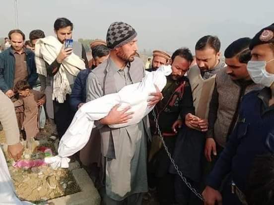 yasirmsheikh's tweet photo. اے نظامِ عدل جی تو چاہتا ہے کہ تجھے زندہ درگور کردوں تو اشرافیہ کے لئے اور غریبوں اور ہے!

 اشرافیہ کا کوئی مرجائے تو پروٹوکول کیساتھ پیرول پہ کئی کئی روز تک کی رہائی اور اگر  غریب ملزم کا بیٹا مرجائے تو اسے اپنے لختِ جگر کو صرف قبر میں اتارنے تک کی اجازت ملے وہ ہتھکڑیاں لگا کر. https://t.co/XnlgrhDpU2