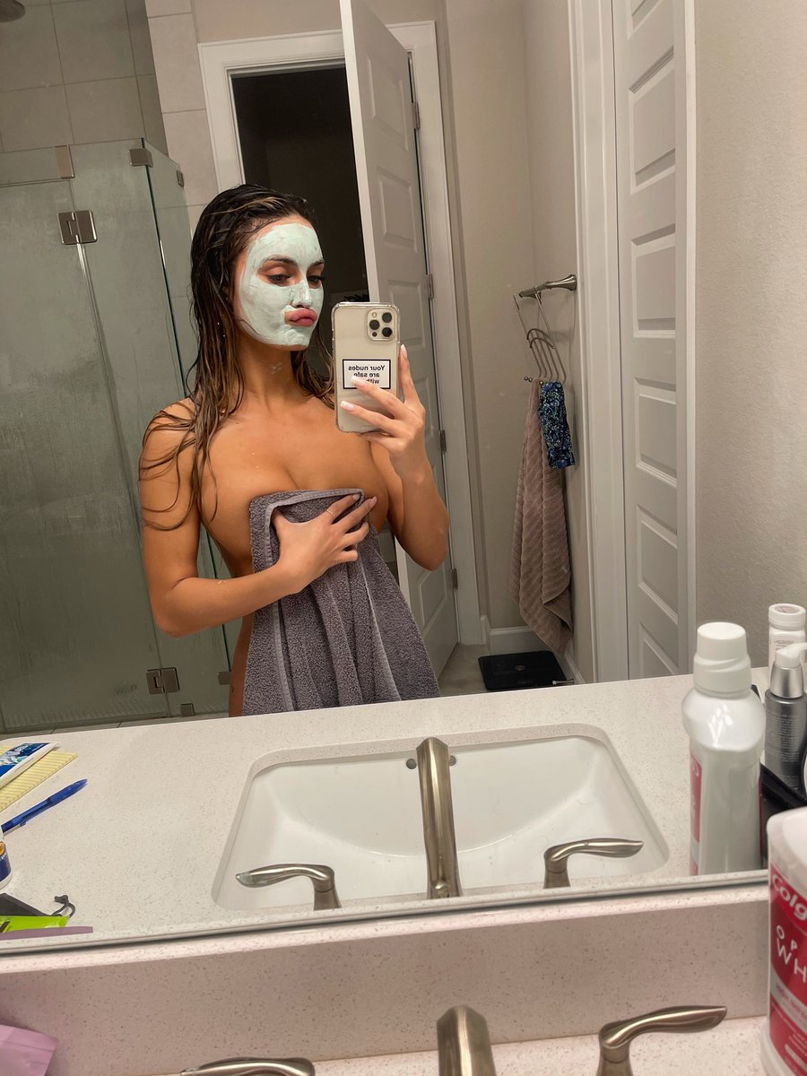 JuliaRose_33's tweet photo. just put on a face mask and drink some lemon water https://t.co/EPGOBH89Z1