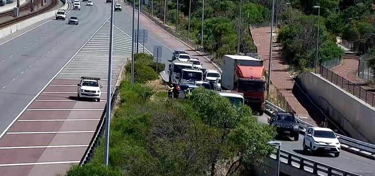 Perth_Traffic's tweet photo. CRASH - BATEMAN
Kwinana Fwy northbound RIGHT LANE BLOCKED at exit to Leach Hwy. Drive with care. https://t.co/oWsCrIap0v #perthtraffic https://t.co/9vvZkl8E5n
