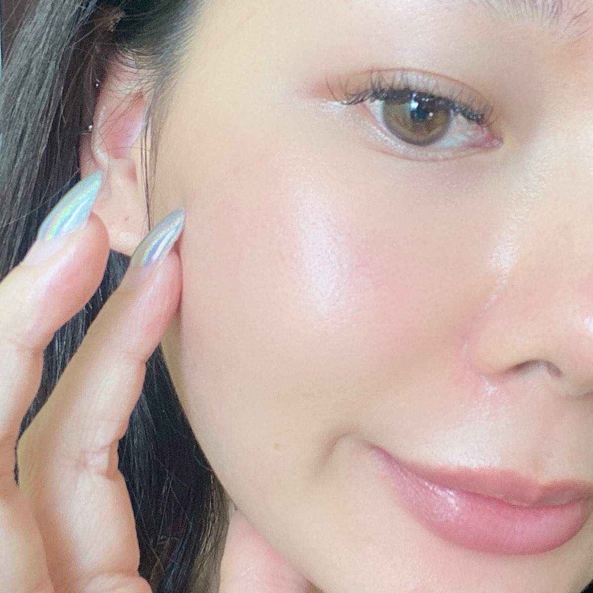 ในที่สุด Eucerin ก็ออกสกินแคร์เนื้อ Watery Essence ตัวนี้ Advanced AOX Essence ตอบโจทย์คนที่มีปัญหารูขุมขนกว้าง มีริ้วรอย ผิวไม่เรียบเนียน เน้นจัดการผิวไม่ให้แก่ก่อนวัย มี Hyaluron และ Super Anti-Oxidant เนื้อเข้มข้นแต่สักพักก็ซึมหายไปเลย สบายผิวสุด!
#จบสัญญาณผิวแก่ #AdvancedAOX