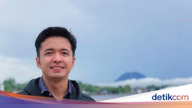 detikcom's tweet photo. #Terpopuler Salah satu penumpang Sriwijaya Air SJ182 yang hilang kontak adalah Faisal Rahman. Ia pun menuliskan pesan terakhir sebelum pesawatnya lepas landas. Apa isinya? #FaisalRahman #SJ182

via @detikhot https://t.co/WnqOe9mbku https://t.co/yzYHO56cag