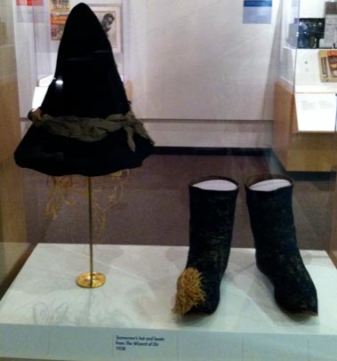 ClassicMovieHub's tweet photo. The Scarecrow's Hat and Boots at the Smithsonian Institute... #thriling #RayBolger #WizardOfOz https://t.co/OKLS5vZfAn https://t.co/yoSWIcDQid