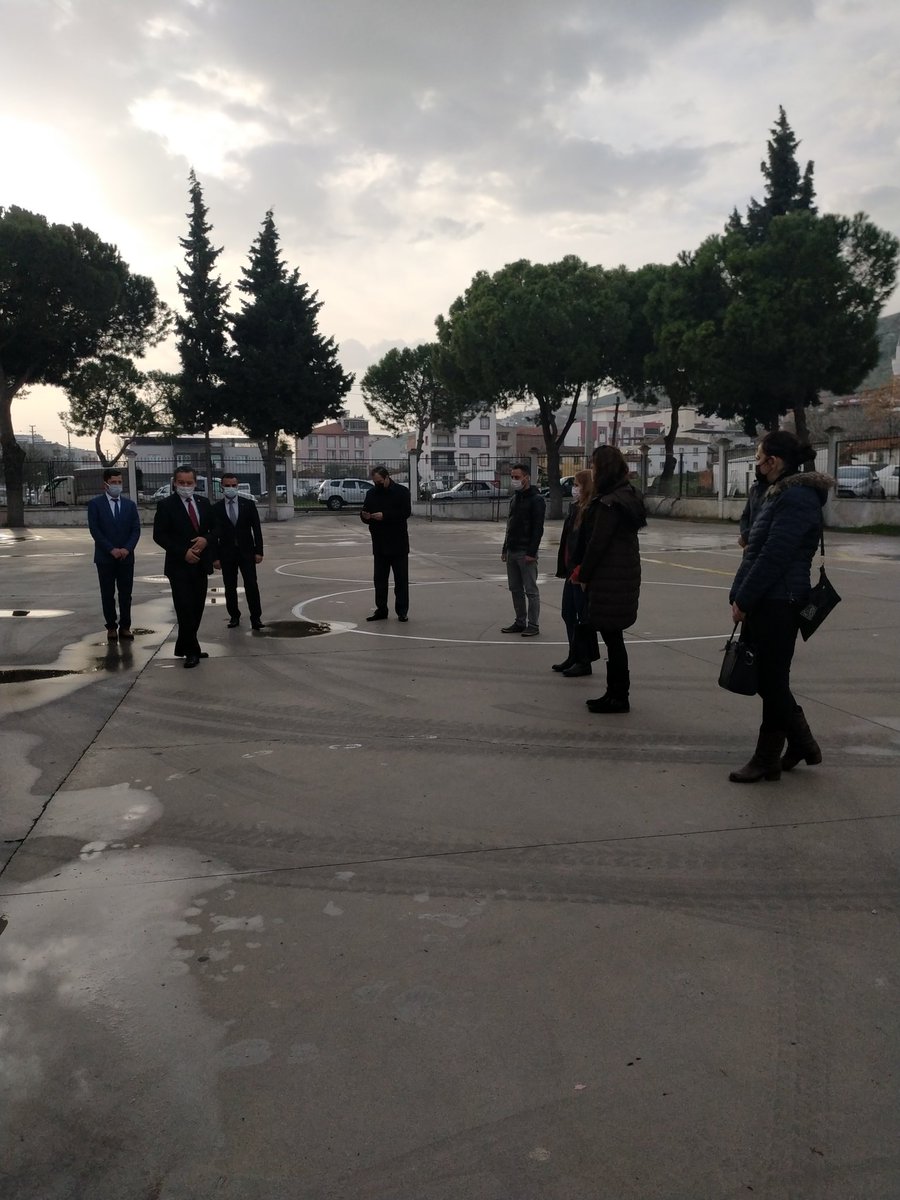 İlçe Müdürümüz Sayın Mehmet Tuncay saat tam 10.00'da İstiklâl Marşı'mıza ses olmak için <a href="/sehitozcanyldz/">Gölmarmara Şehit Özcan Yıldız Ortaokulu</a>'daydı🇹🇷
#istiklalmarşı #teknefes #özledik