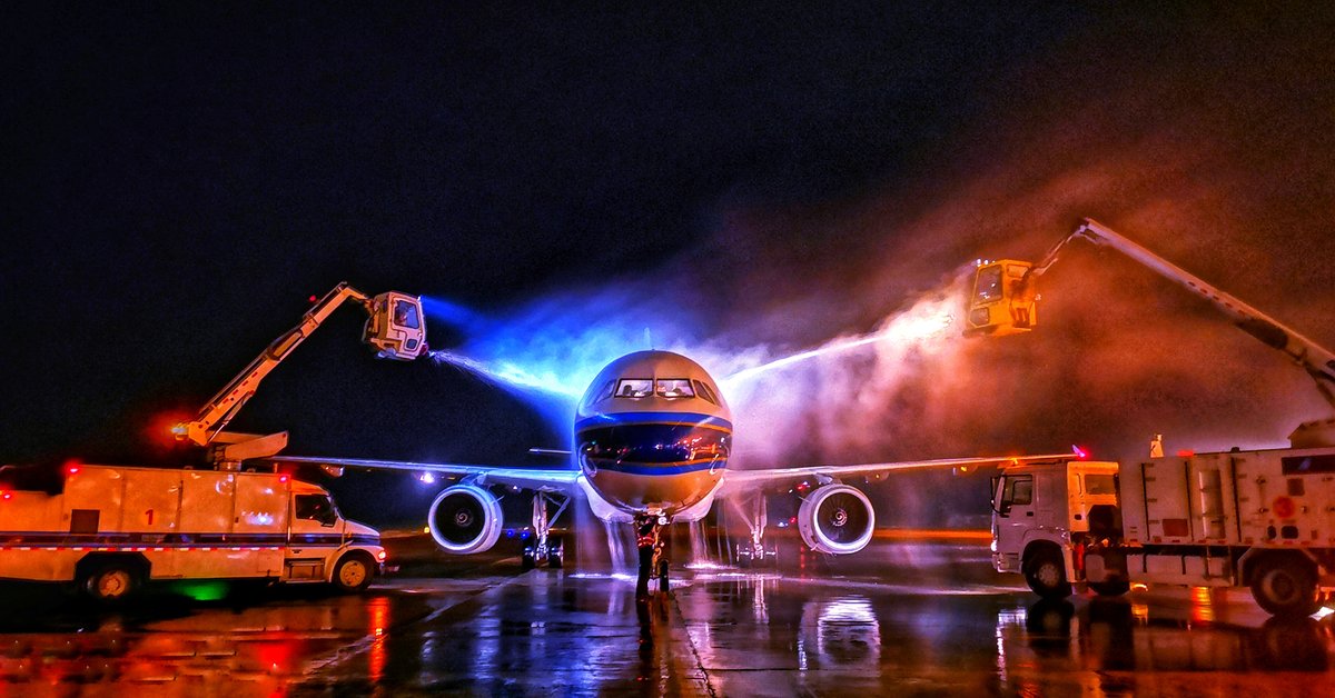 CSAIRGlobal's tweet photo. De-icing? Cool! #csairCamera https://t.co/kApikQnMXy