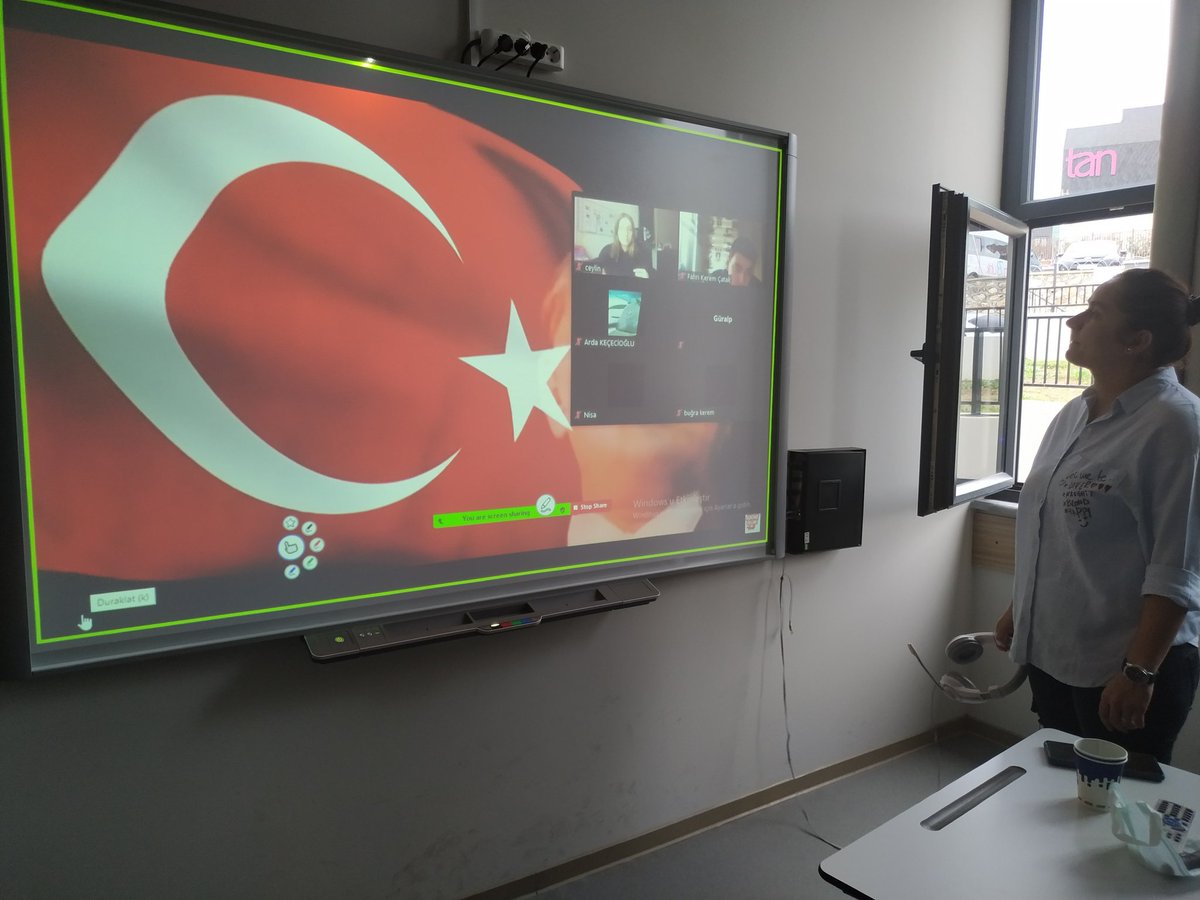 DenizSimsirli's tweet photo. Saat 10:00 da İstiklal Marşı ile açılış törenimizi yaptık. Öğrencilerimiz okulda olmasa da @Tan_ozluce canlı derslerde de öğrencilerimiz törenimizi  katıldı.
@ziyaselcuk 
@tcmeb https://t.co/C9pRri7ZOL