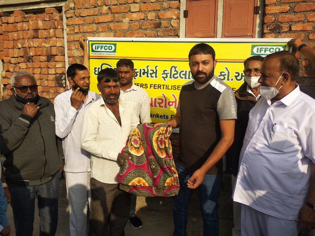 ijayeshradadiya's tweet photo. ઈન્ડીયન ફાર્મર્સ ફર્ટીલાઈઝર કો.ઓપ.લી.(IFFCO) દ્વારા જરૂરીયાતમંદ લોકોને ધાબળા વિતરણ. https://t.co/3YJxTMiB6B